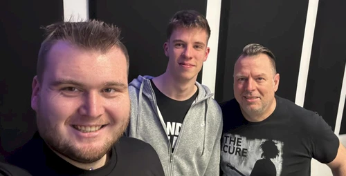 Ein Hertha Kumpel in gelb schwarz